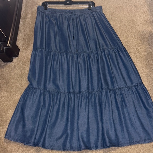 Jones New York tiered skirt - Picture 1 of 6